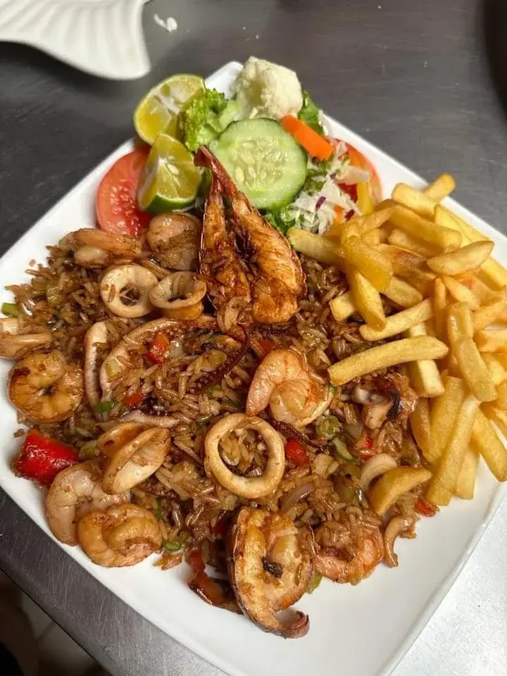 Arroz con mariscos variados servido con papas o patacones