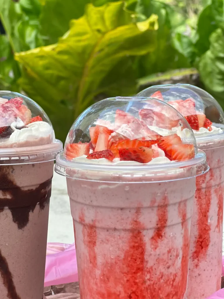 Batido de fresa con crema y trozos de fruta