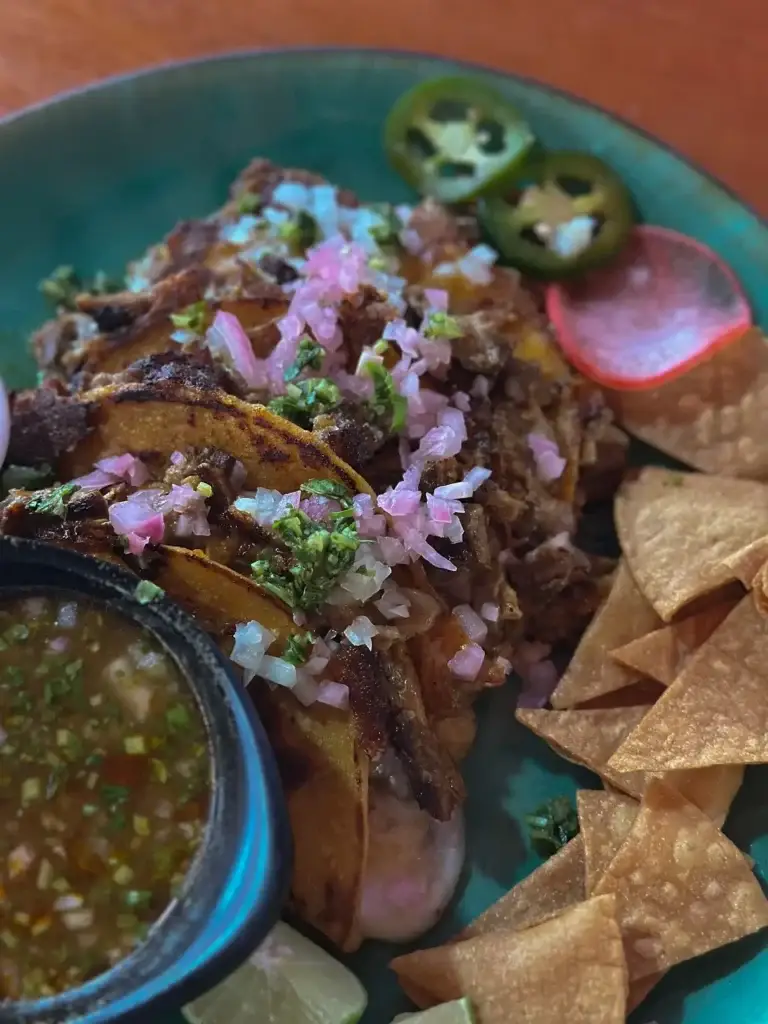 Tacos de birria con cebolla encurtida y salsa de Sol y Mar