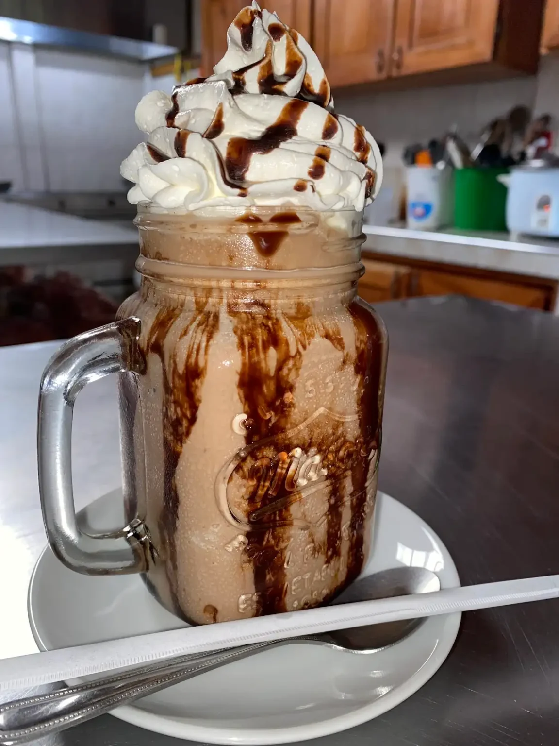 afé frío con crema y chocolate servido en vaso tipo jarra