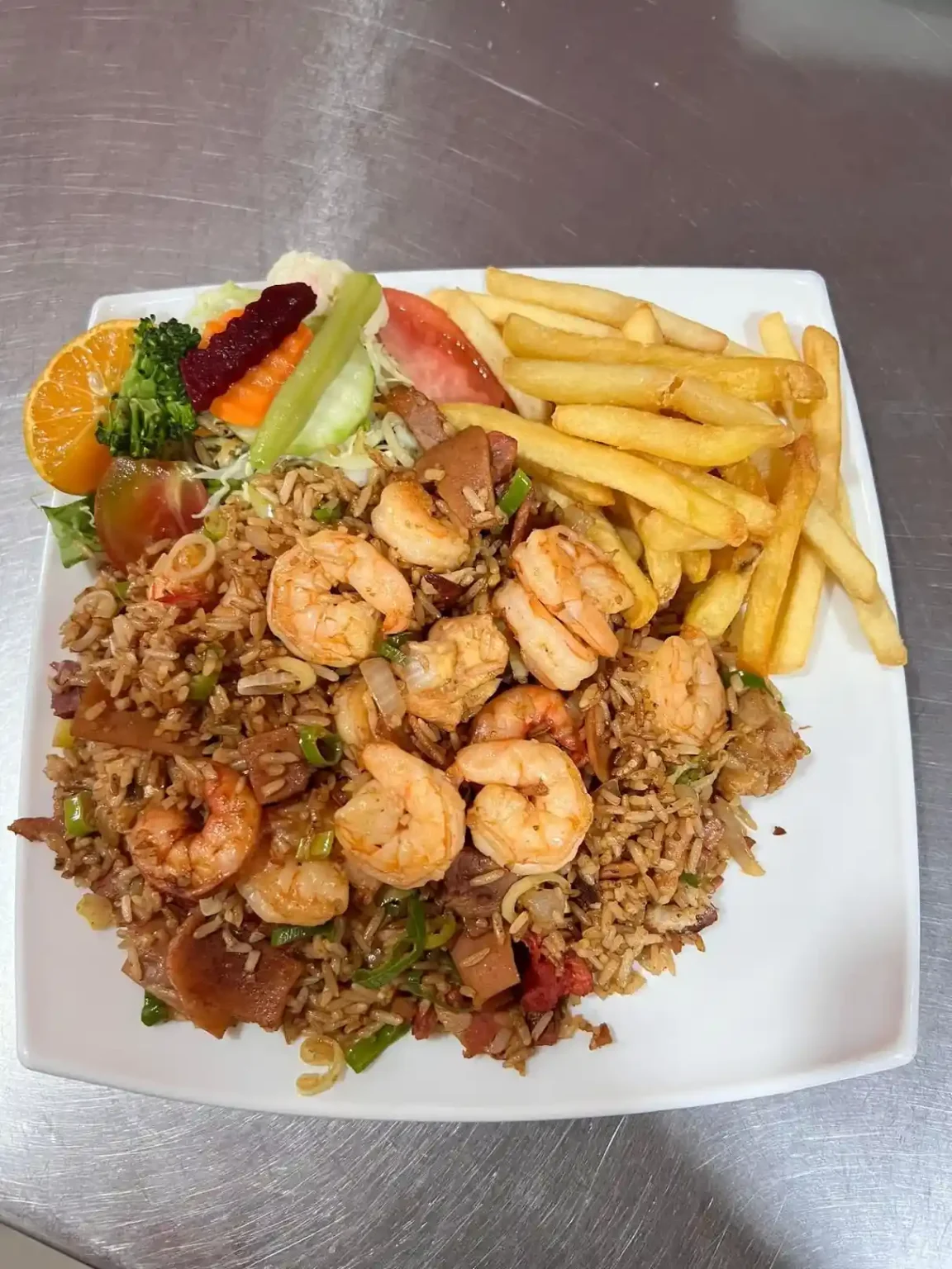 Arroz cantones con camarones, papas y ensalada