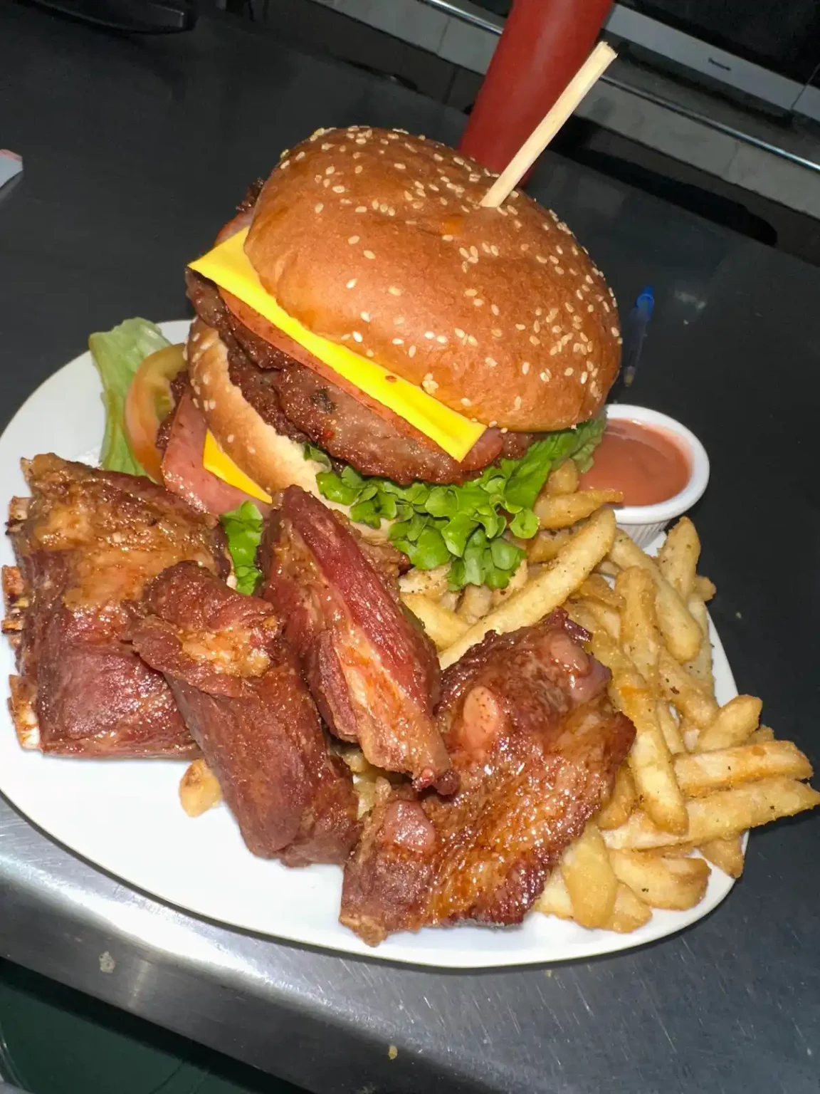 Hamburguesas grandes con papas y costilla frita