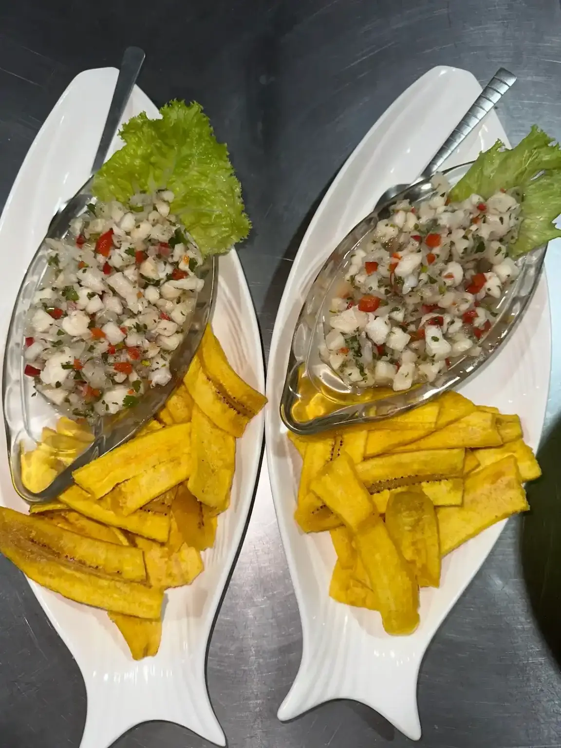 Ceviche de pescado con patacones
