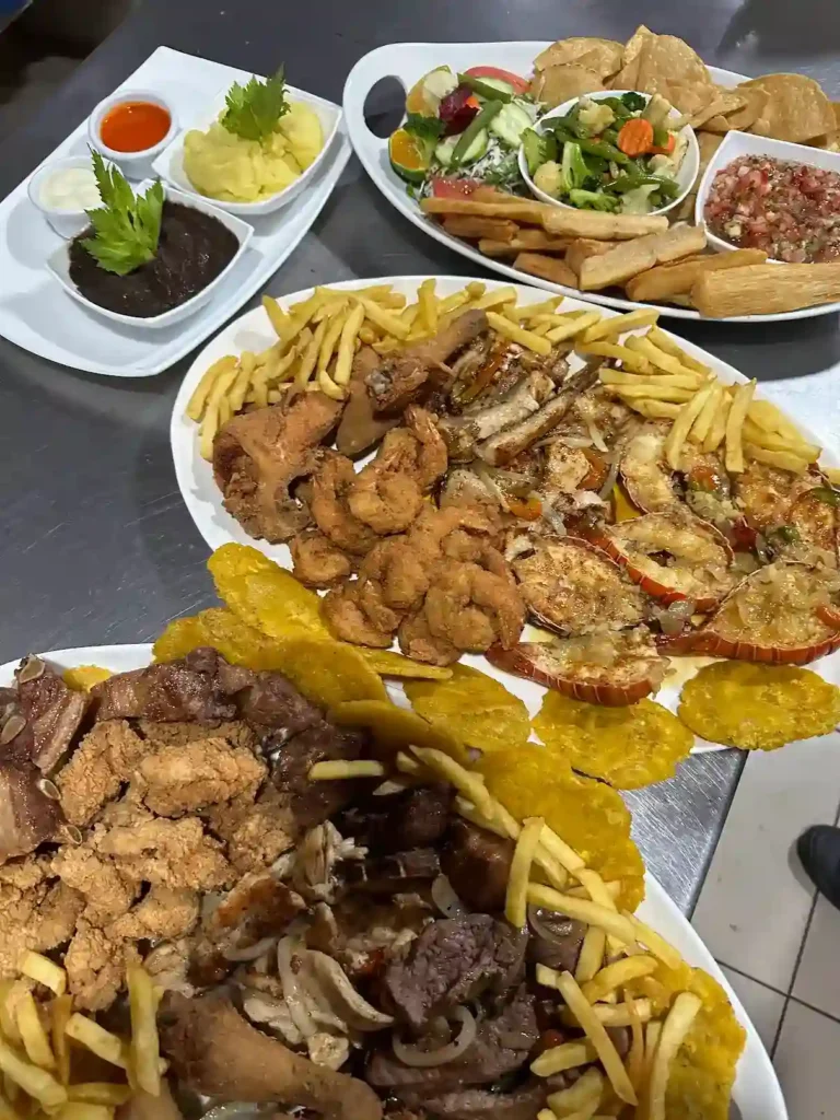 Surtido de mariscos con papas fritas y tacos crujientes servido en Restaurante Sol y Mar