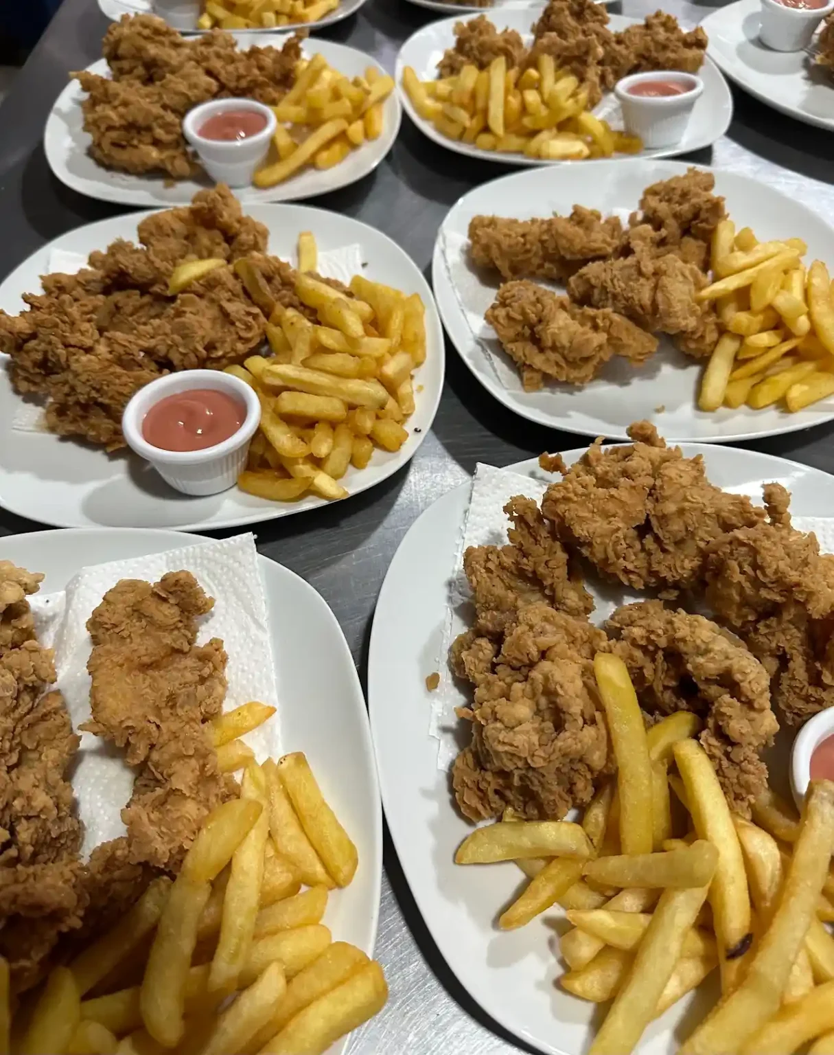 Dedos de pollo empanizados con papas fritas