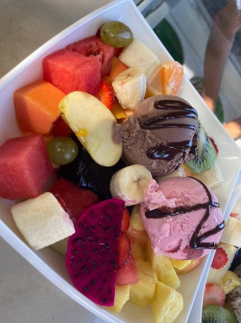 Ensalada de frutas tropicales con helado y chocolate