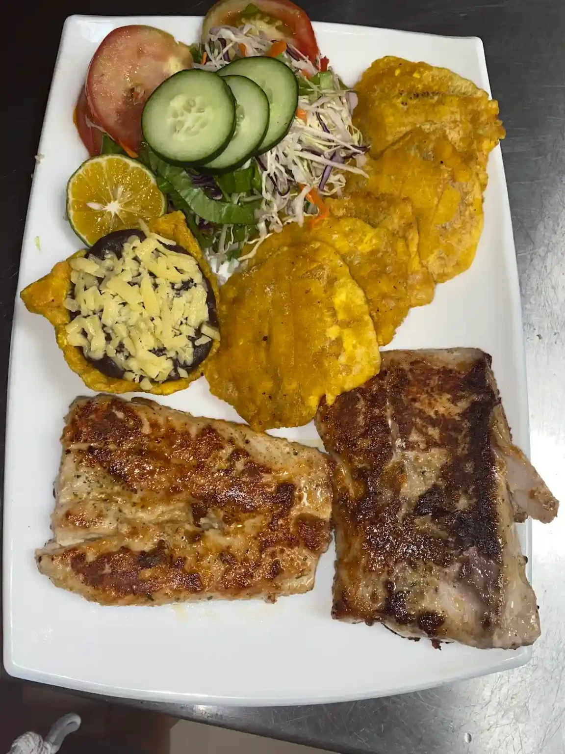 Filet de pescado a la plancha con ensalada y patacones