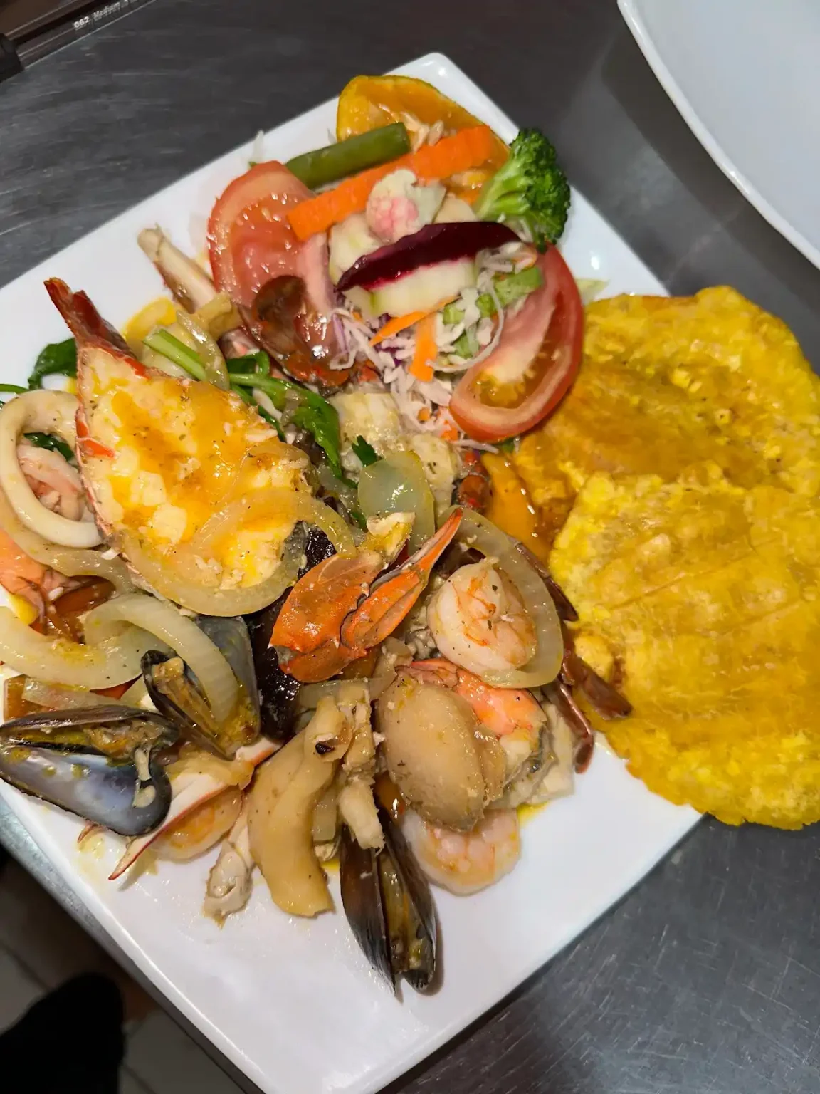 Mariscada con camarones, calamar, mejillones y vegetales acompañada de patacones