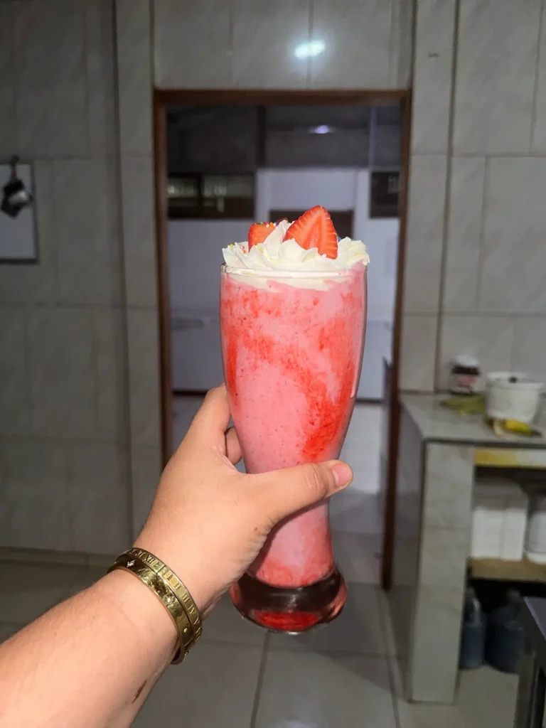 Milkshake de fresa con crema batida del Restaurante Sol y Mar, decorado con rodajas de fresa.