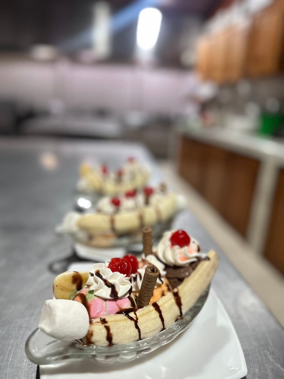 Banana split con helados y chocolate del restaurante